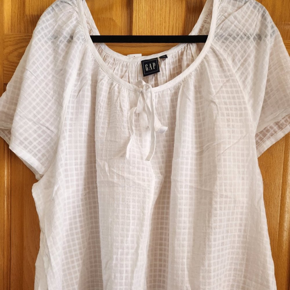 White Gap short sleeve top